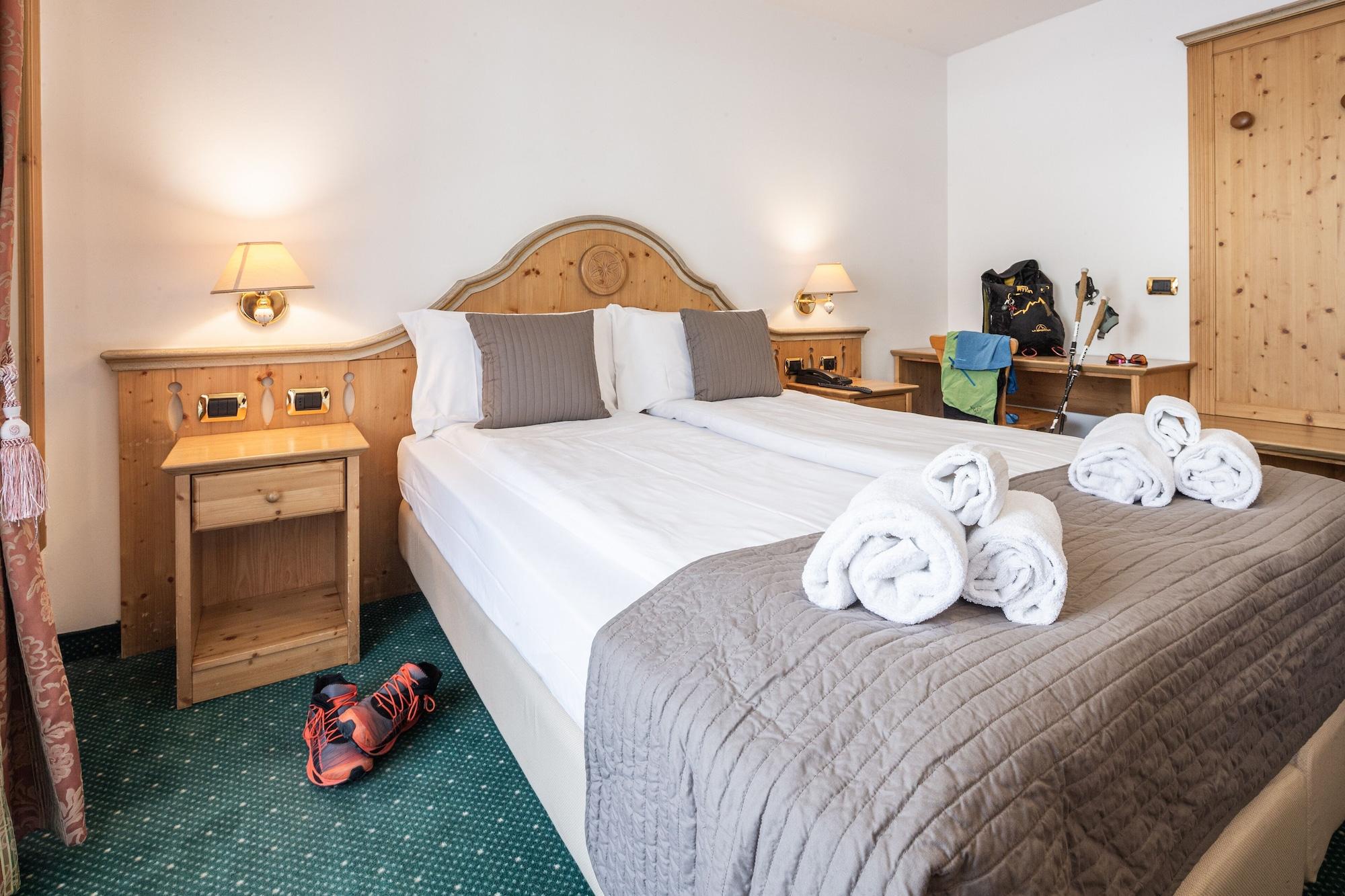 Hotel Soreghes Gran Chalet Кампитело ди Фаса Екстериор снимка
