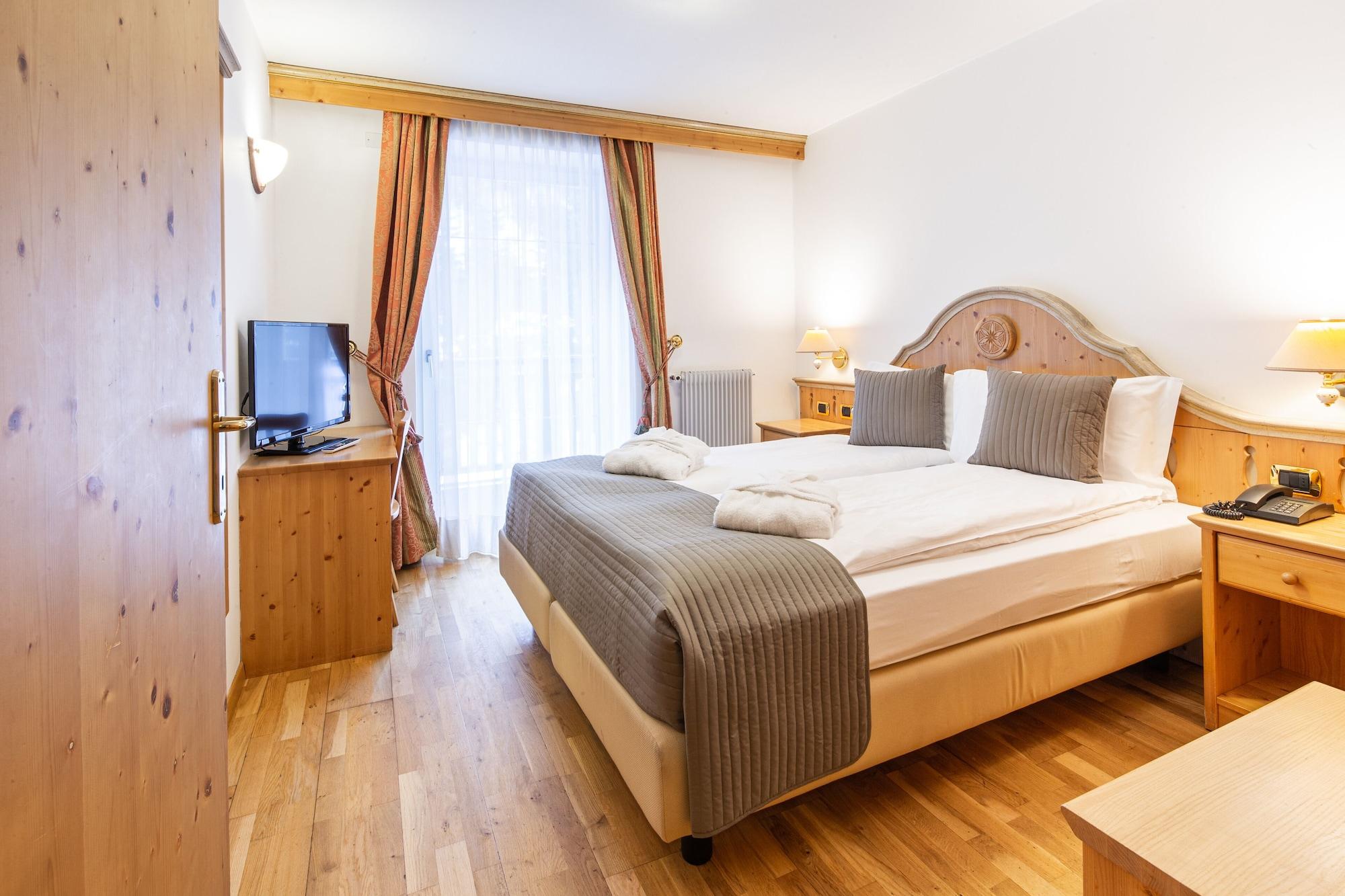 Hotel Soreghes Gran Chalet Кампитело ди Фаса Екстериор снимка