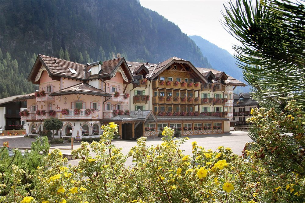 Hotel Soreghes Gran Chalet Кампитело ди Фаса Екстериор снимка